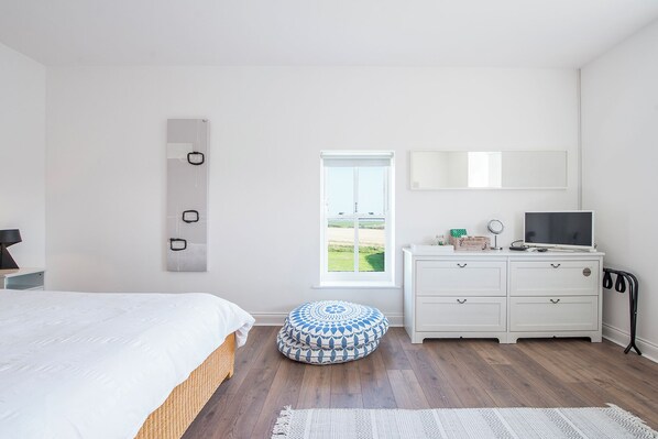 3 bedrooms, iron/ironing board, Internet