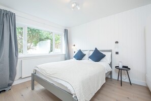 2 quartos, ferros/tábuas de passar roupa, acesso à internet