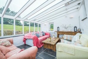 Een open haard en een dvd-speler