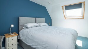 A bedroom with a bed, bedside tables, a lamp, and a window. - Rhyd y Groes, Holiday Cottage Burton, Sleeps 10, 5 bedrooms,  bathrooms (Milford Haven)