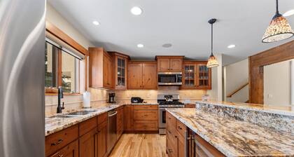 Easy Access to Keystone Resort, Private Balcony w/ Mountain Views & Seating!