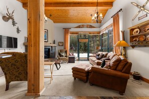TV, fireplace - Cozy Keystone Townhome w/ 2 Patios, Outdoor Seating & Tree/Mountain Views (Keystone)