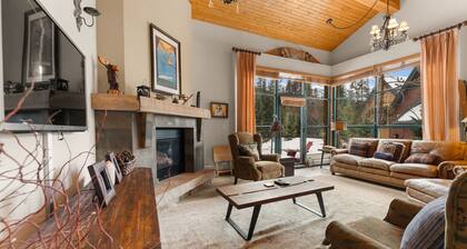 Cozy Keystone Townhome w/ 2 Patios, Outdoor Seating & Tree/Mountain Views