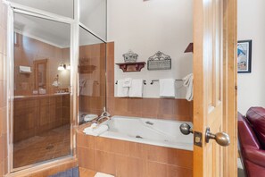 Serviettes fournies, savon, shampoing, papier toilette