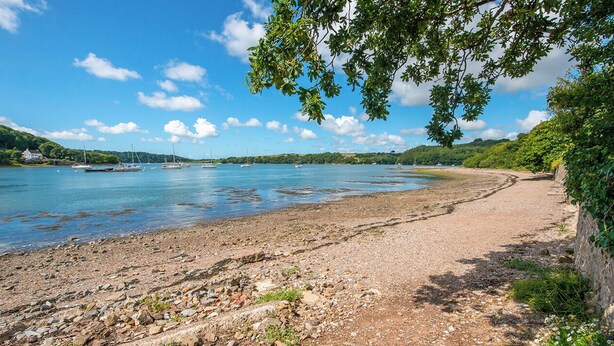 A rocky beach with boats in the water and a clear sky. - Salar, Holiday Cottage Lawrenny, Sleeps 4, 2 bedrooms,  bathrooms (Lawrenny)