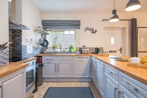 Mikrowelle, Geschirrspüler, Toaster, Kochgeschirr/Geschirr/Besteck