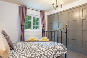 2 makuuhuonetta, silitysrauta/-lauta, internet