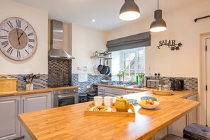 Mikrowelle, Geschirrspüler, Toaster, Kochgeschirr/Geschirr/Besteck