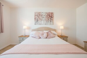 2 عدّة غرف نوم ومكواة/لوح كي وخدمة الإنترنت