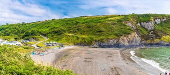 Seahorse Cottage, Holiday Cottage Aberfforest Beach, Newport, Sleeps 6, 3 bedrooms,  bathrooms