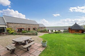 Outdoor dining - Shepherds Cottage, Holiday Home Nr St Brides, Sleeps 2, 1 bedrooms,  bathrooms (Haverfordwest)