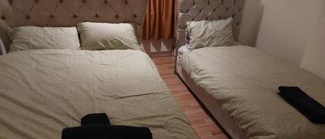 3 habitaciones, tabla de planchar con plancha, wifi y ropa de cama