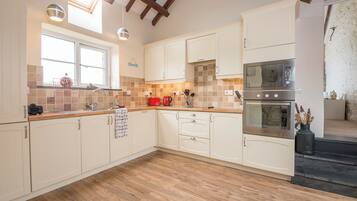 Microondas, lavavajillas, tostadora y utensilios de cocina