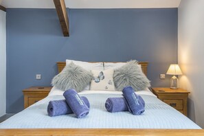 1 bedroom, iron/ironing board, internet - Sovereign Suite, Holiday Apartment Bonville’s Court Country Park, Saundersfoot, Sleeps 2, 1 bedrooms,  bathrooms (SAUNDERSFOOT)