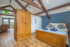 1 bedroom, iron/ironing board, Internet - Sovereign Suite, Holiday Apartment Bonville’s Court Country Park, Saundersfoot, Sleeps 2, 1 bedrooms,  bathrooms (SAUNDERSFOOT)