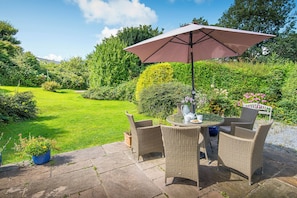 Outdoor dining - Spring Tide Cottage, Holiday Home Saundersfoot, Sleeps 6, 3 bedrooms,  bathrooms (SAUNDERSFOOT)
