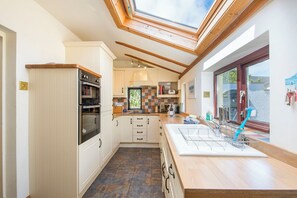 Mikrobølgeovn, oppvaskmaskin, brødrister og kjøkkenutstyr