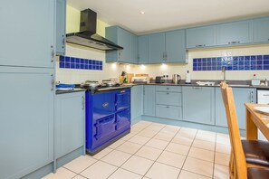 ميكروويف، غسالة أطباق، محمصة خبز، مستلزمات طهي/أطباق/أوعية