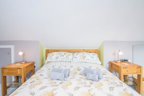 3 bedrooms, iron/ironing board, internet - Swallows Rest, Holiday Home Croesgoch, Sleeps 6, 3 bedrooms,  bathrooms (Croesgoch)