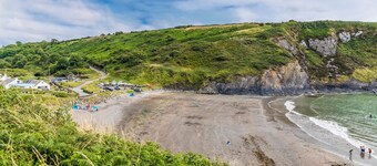 Swn y Mor, Holiday Apartment Pwllgwaelod, Sleeps 4, 2 bedrooms, bathrooms