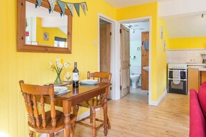 Dining - Swn y Mor, Holiday Apartment Pwllgwaelod, Sleeps 4, 2 bedrooms,  bathrooms (Dinas)