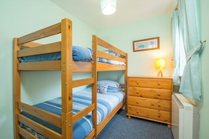 2 bedrooms, iron/ironing board - Swn y Mor, Holiday Apartment Pwllgwaelod, Sleeps 4, 2 bedrooms,  bathrooms (Dinas)