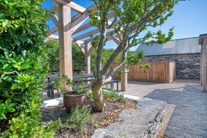 Terrace/patio - Swn y Mor, Holiday Cottage Abereiddy, Sleeps 6, 3 bedrooms, bathrooms (Haverfordwest)