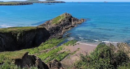 Tan y Bryn, Holiday Cottage Whitesands, Sleeps 6, 4 bedrooms, bathrooms