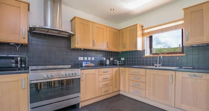 The Alders, holiday property Poppit Sands, Sleeps 10, 5 bedrooms, bathrooms