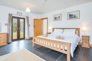 5 quartos, ferros/tábuas de passar roupa, acesso à internet