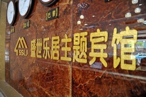 Una pared de mármol con letras doradas y relojes.