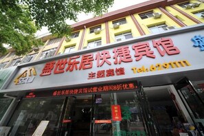 Un hôtel reconnaissable à son grand panneau rouge et à son numéro de téléphone.