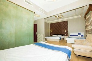 Habitación de hotel con dos camas, un armario grande, una zona de estar y un panel decorativo en la pared.