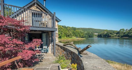 The Boathouse, Holiday Cottage St Dogmaels, Sleeps 2, 1 bedrooms, bathrooms