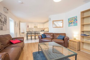 DVD player - The Nook, Holiday Cottage Manorbier, Sleeps 4, 2 bedrooms, bathrooms (Manorbier)