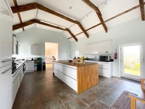 Mikrowelle, Geschirrspüler, Toaster, Kochgeschirr/Geschirr/Besteck