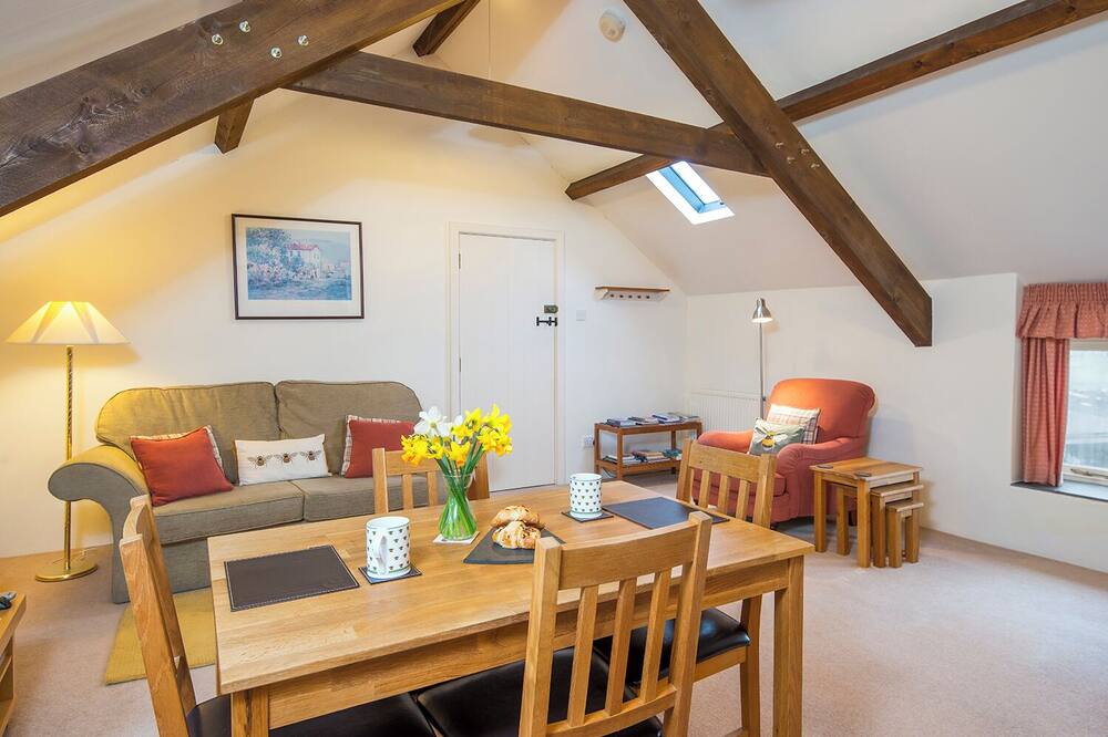 The Old Dairy Loft, Holiday Cottage West Orielton, Nr Bosherston, Sleeps 2, 1 bedrooms, bathrooms
