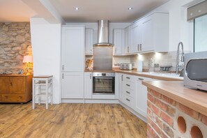 Mikrowelle, Geschirrspüler, Toaster, Kochgeschirr/Geschirr/Besteck