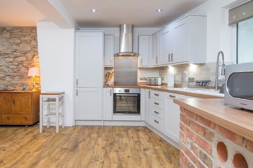 The Old Post Office, Holiday Cottage Llanrhian, Sleeps 6, 4 bedrooms,  bathrooms