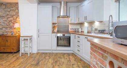 The Old Post Office, Holiday Cottage Llanrhian, Sleeps 6, 4 bedrooms, bathrooms