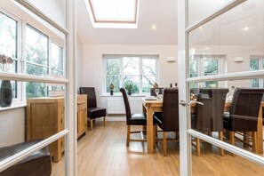 Dining - The Retreat, Holiday Home Little Haven, Sleeps 8, 4 bedrooms, bathrooms (Little Haven)