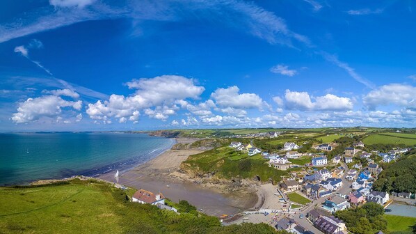 Beach - The Retreat, Holiday Home Little Haven, Sleeps 8, 4 bedrooms, bathrooms (Little Haven)