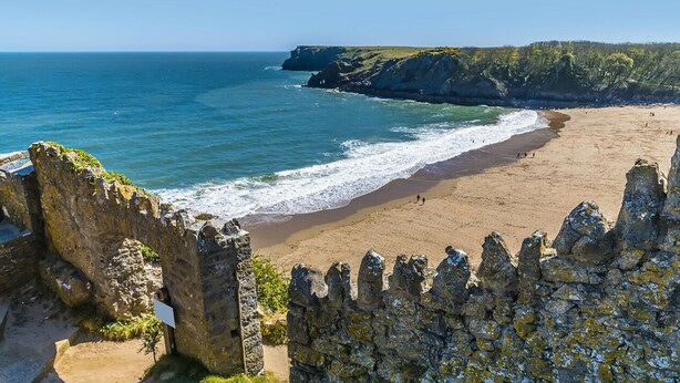 A coastal landscape with a sandy beach, a rocky cliff, and a clear view of the ocean. - The Stables and Bullpen, Holiday Cottage Castlemartin, Sleeps 6, 3 bedrooms,  bathrooms (Pembroke)