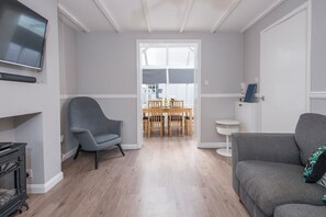 DVD player - The Woolpack, Holiday Cottage Ivy Tower Village, St Florence, Sleeps 6, 3 bedrooms, bathrooms (Tenby)