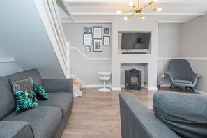 DVD player - The Woolpack, Holiday Cottage Ivy Tower Village, St Florence, Sleeps 6, 3 bedrooms,  bathrooms (Tenby)