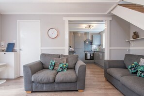 DVD player - The Woolpack, Holiday Cottage Ivy Tower Village, St Florence, Sleeps 6, 3 bedrooms,  bathrooms (Tenby)