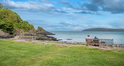 Tides Reach, Holiday Cottage Cwm yr Eglwys, Sleeps 6, 3 bedrooms, bathrooms