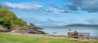 Tides Reach, Holiday Cottage Cwm yr Eglwys, Sleeps 6, 3 bedrooms, bathrooms