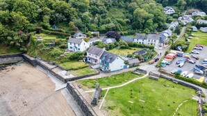 A coastal village with stone walls, houses, and a beach. - Tides Reach, Holiday Cottage Cwm yr Eglwys, Sleeps 6, 3 bedrooms,  bathrooms (Newport)