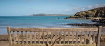 Tides Reach, Holiday Cottage Cwm yr Eglwys, Sleeps 6, 3 bedrooms,  bathrooms
